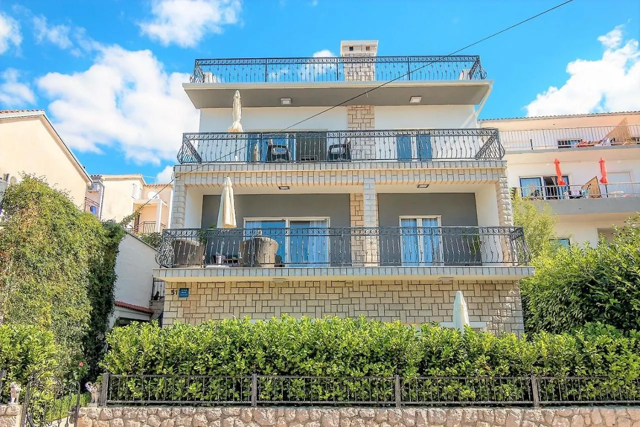Holiday House Queens With Sea View Selce