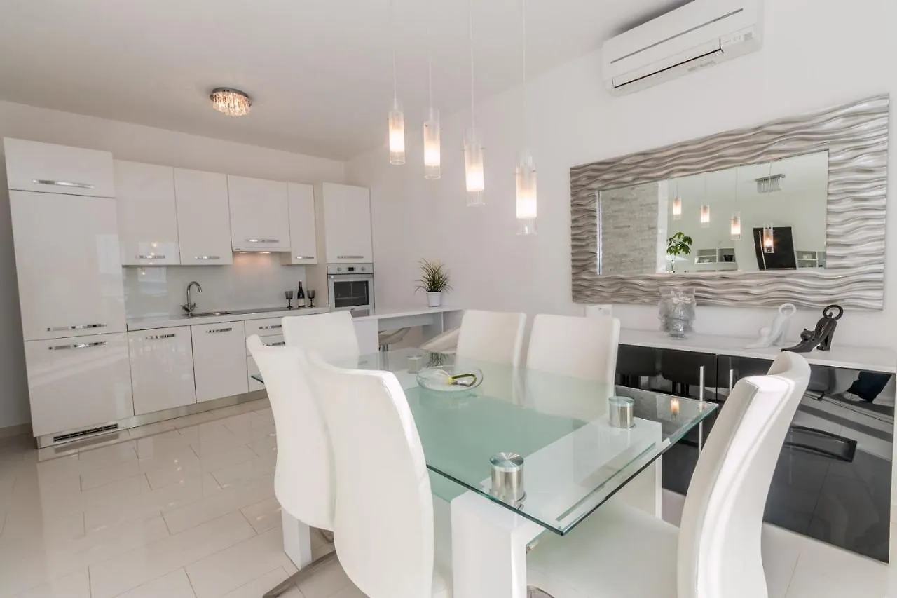Holiday House Queens With Sea View Selce 3*,  Κροατία