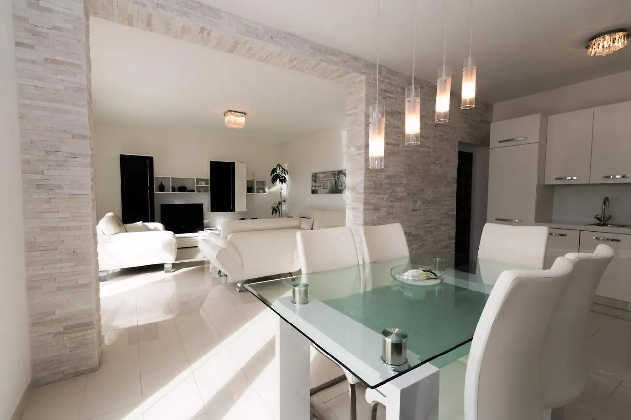 *** Πανσιόν Holiday House Queens With Sea View Selce Κροατία