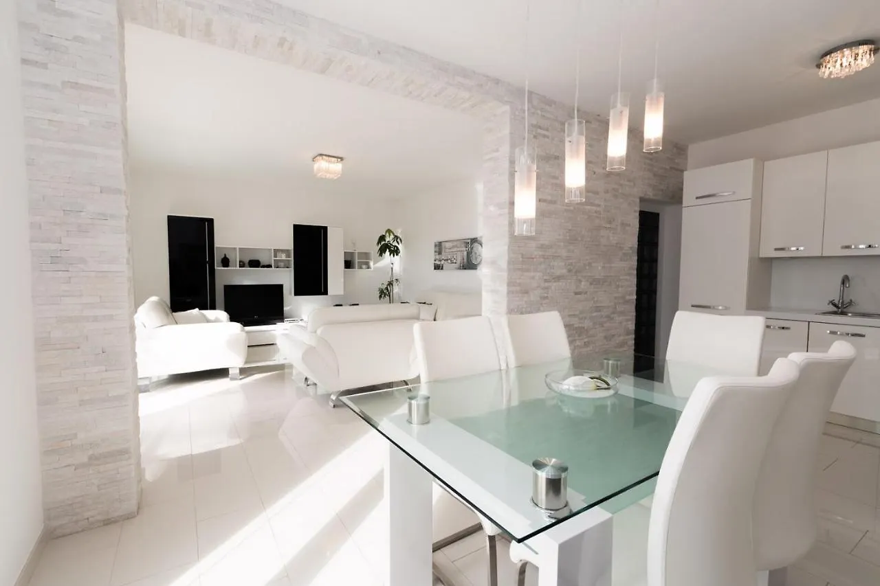 Holiday House Queens With Sea View Selce