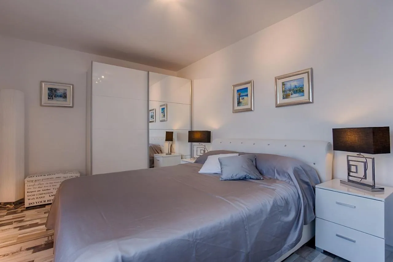 Holiday House Queens With Sea View Selce